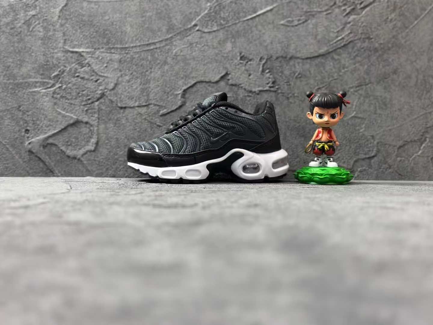Nike Air Max Plus running shoes " black"