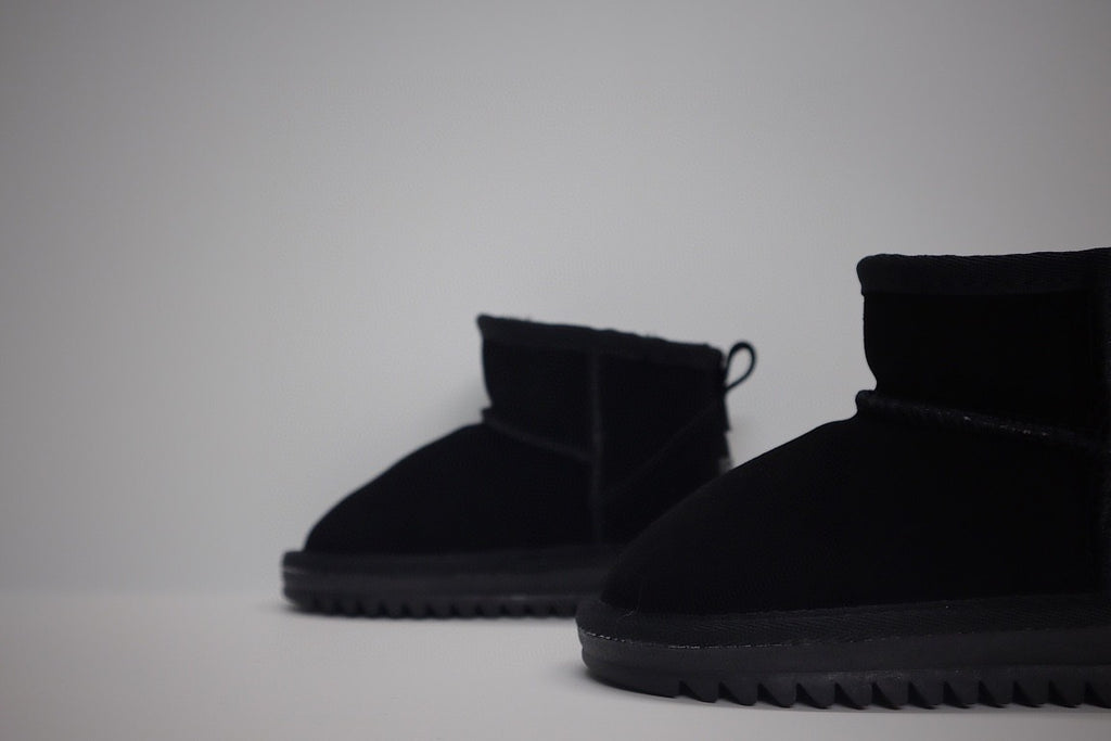 low-top UGG ankle boots" black"