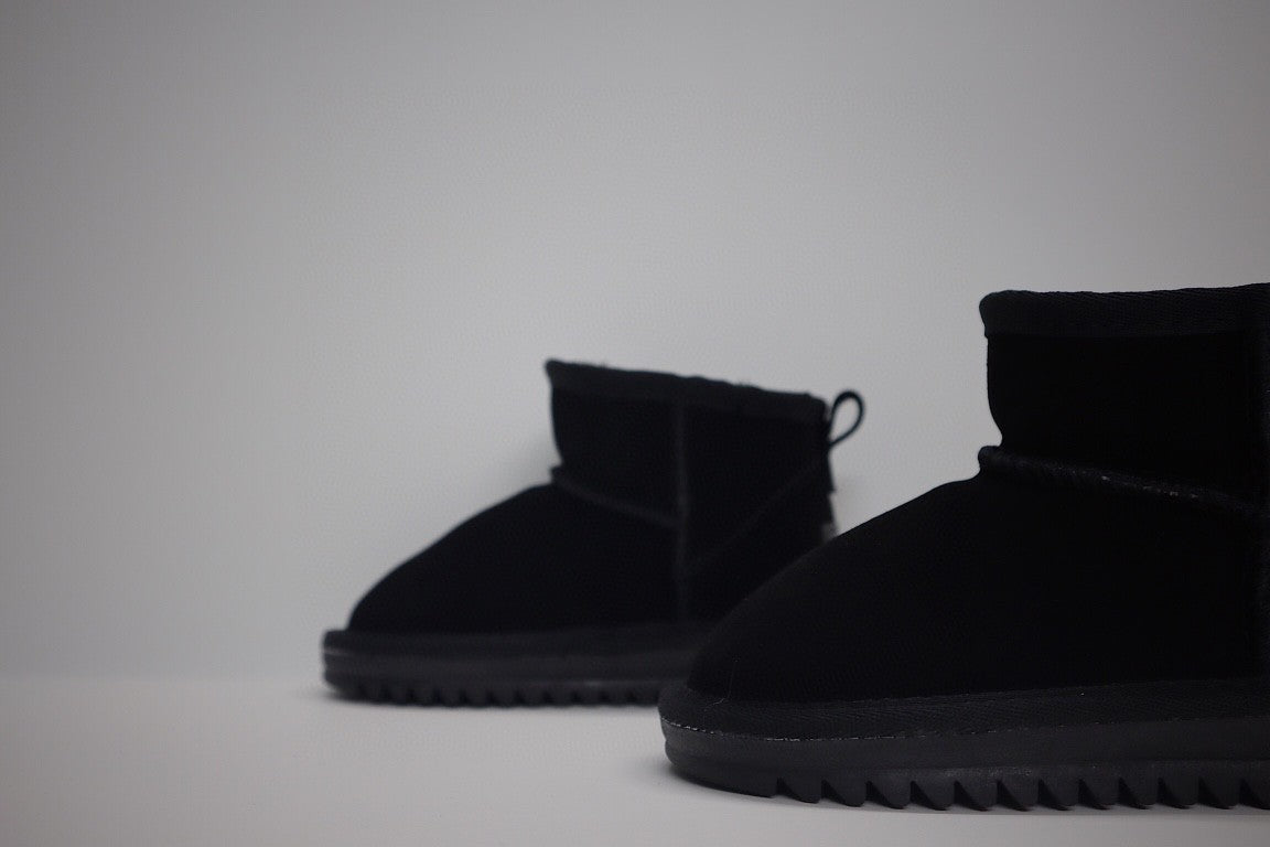 low-top UGG ankle boots" black"