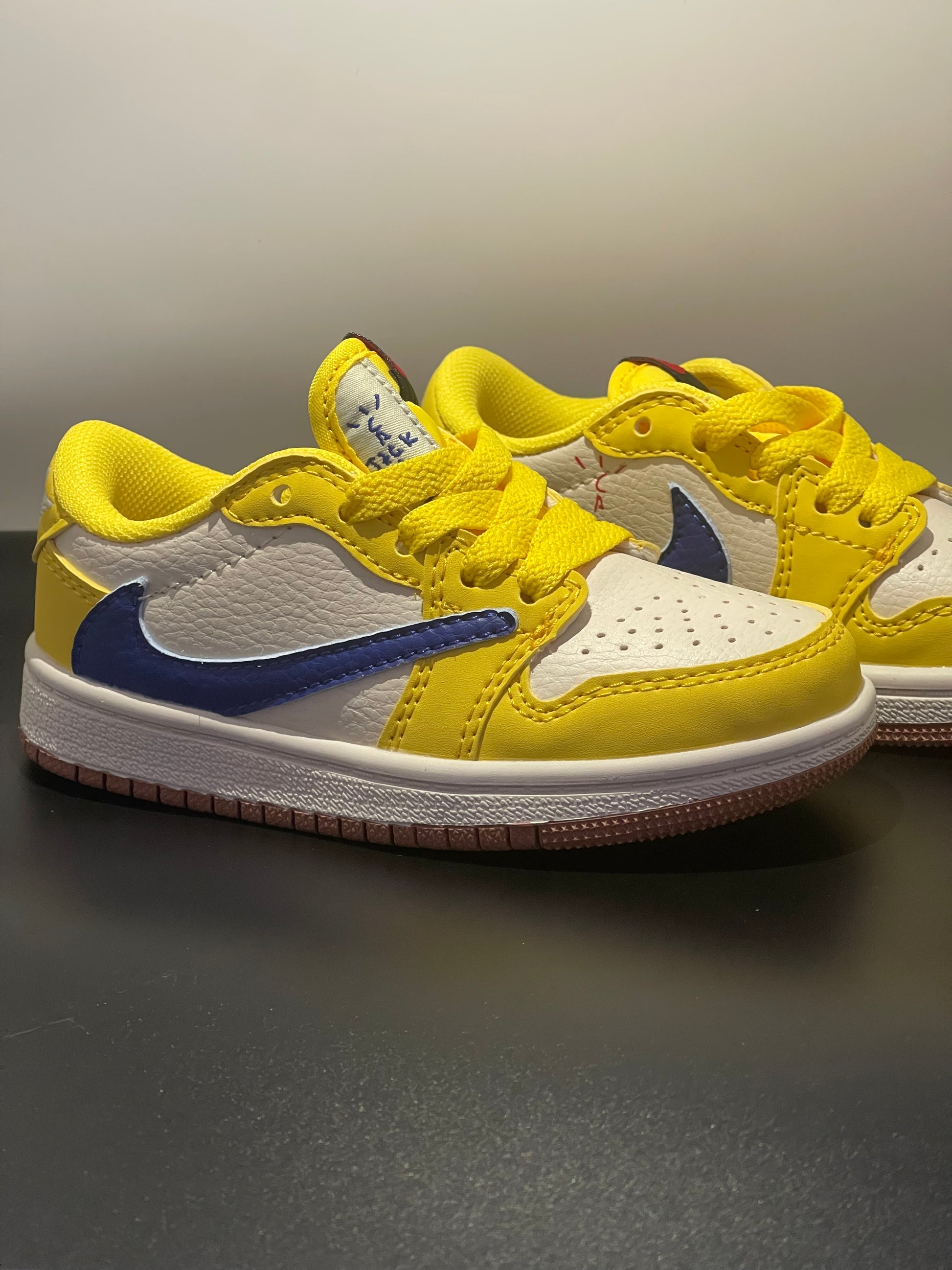 Jordan low-top reverse hook black warrior" white, yellow"