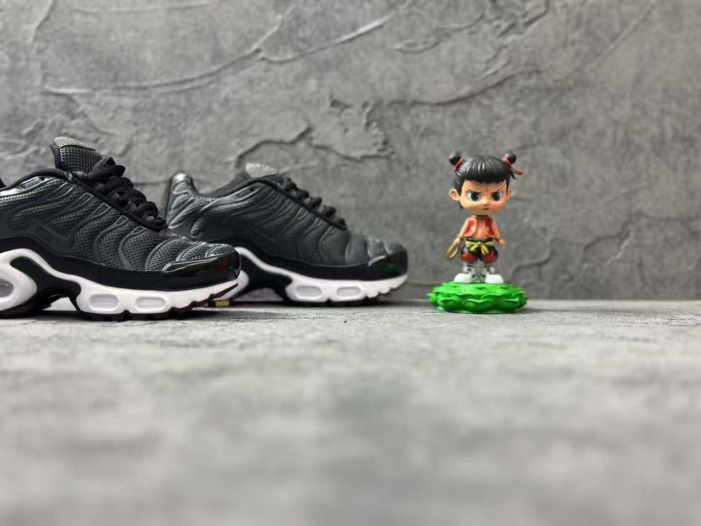 Nike Air Max Plus running shoes " black"