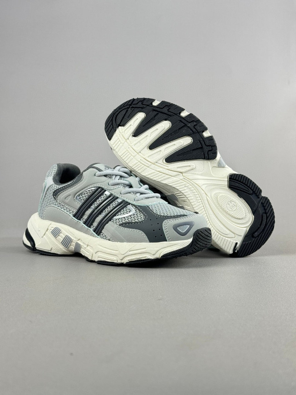 AD response CL retro casual shoes" off white, silver"