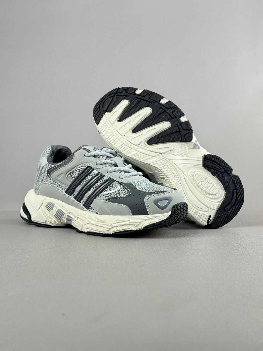 AD response CL retro casual shoes" off white, silver"
