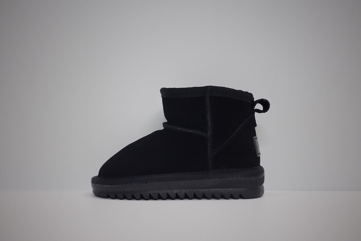 low-top UGG ankle boots" black"