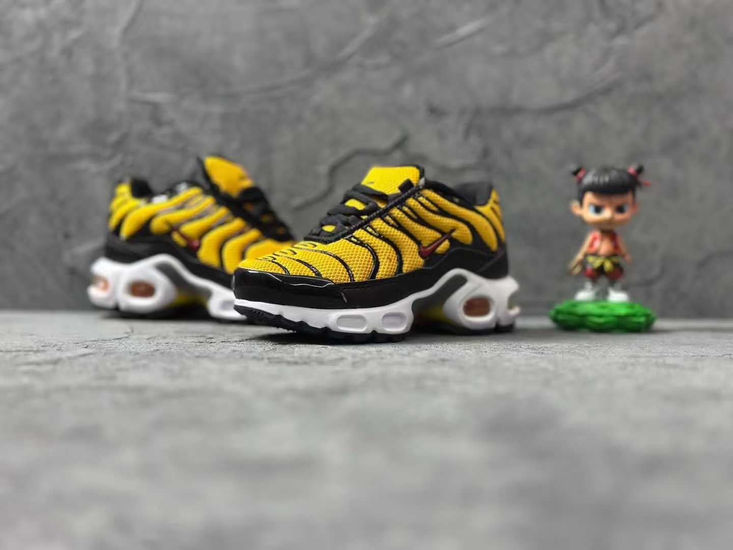 Nike Air Max Plus running shoes " yellow & black"