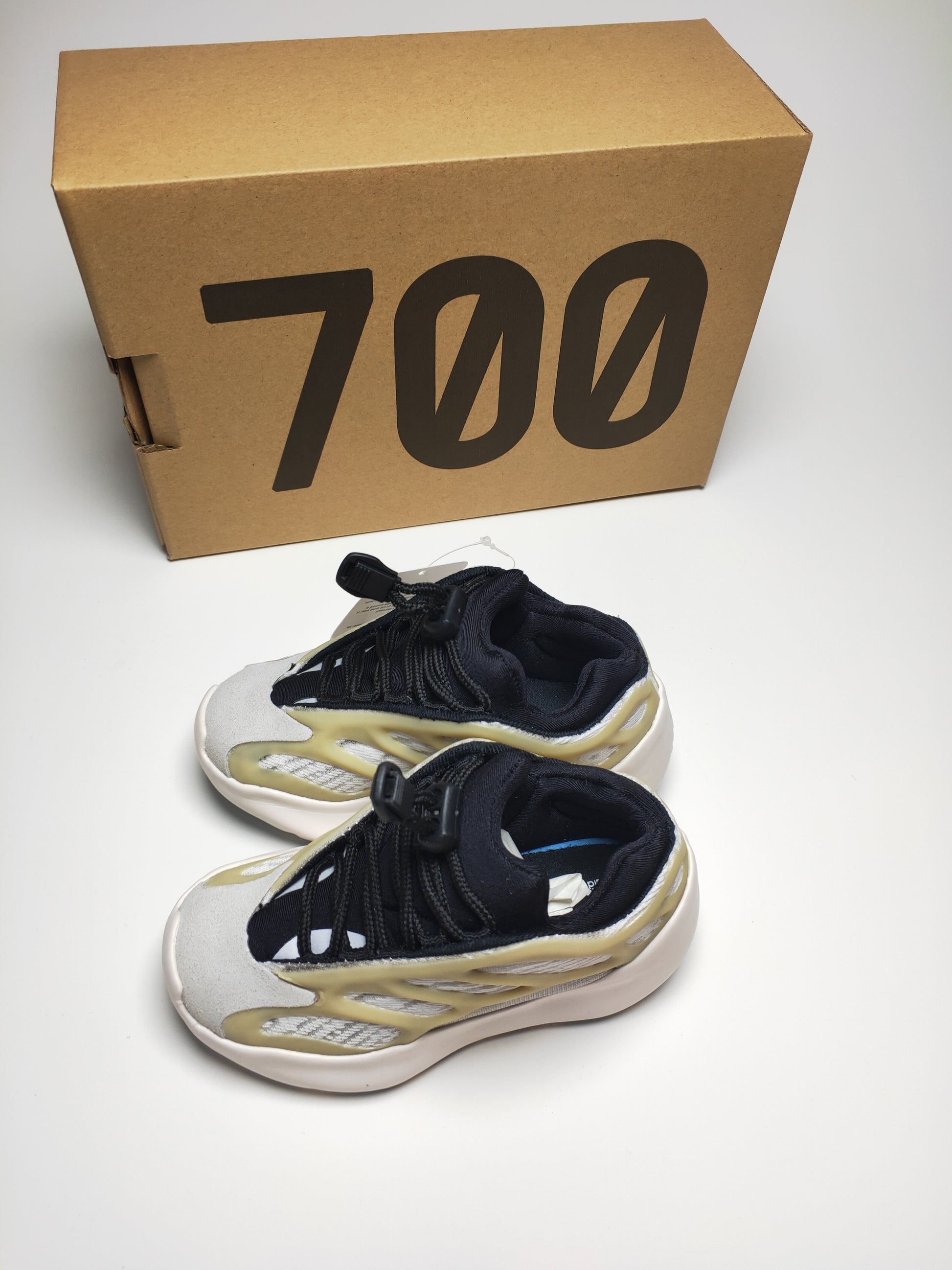 700V3" Cream, white"