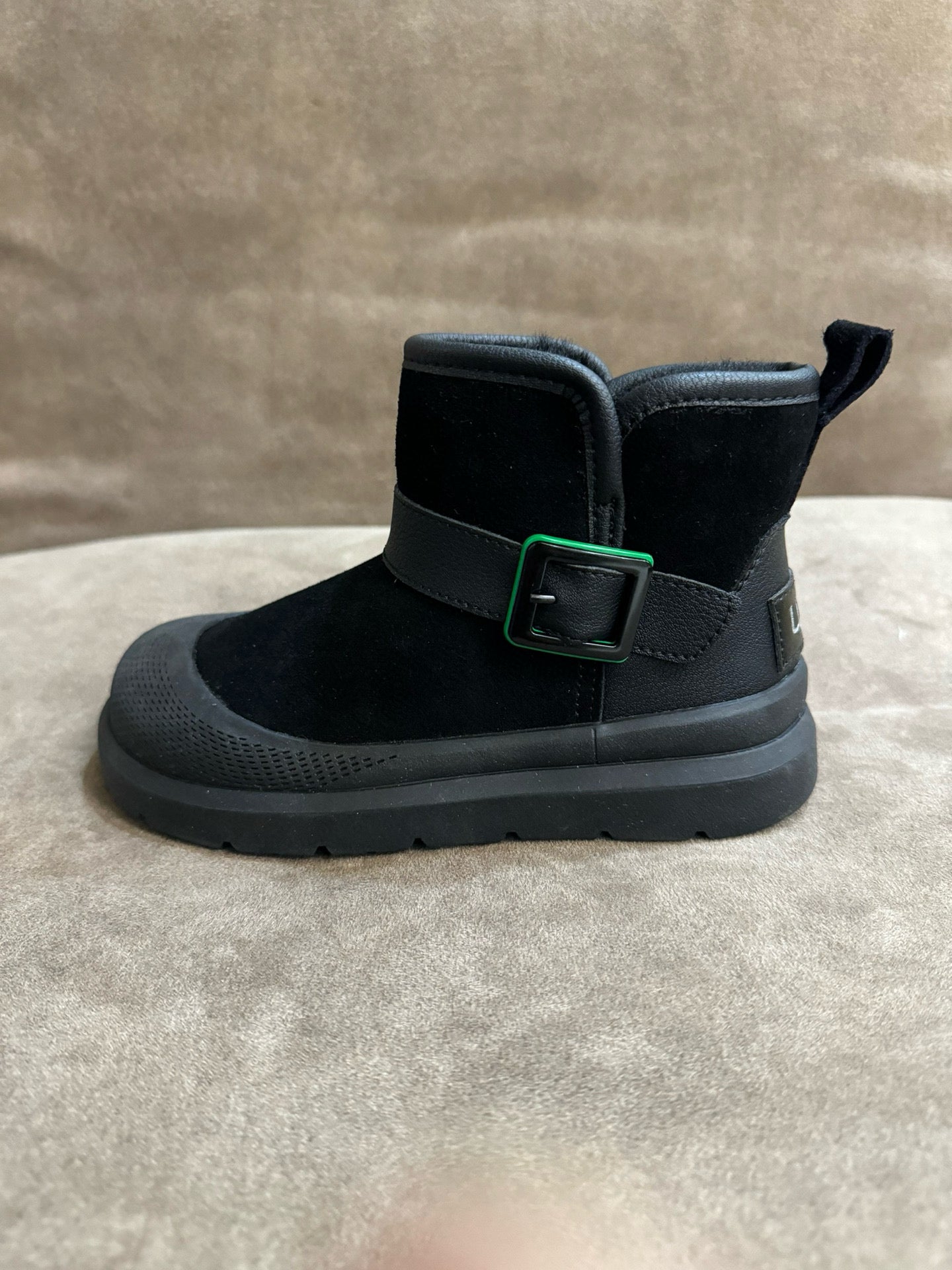 U-GG leather buckle mid-cut" black"