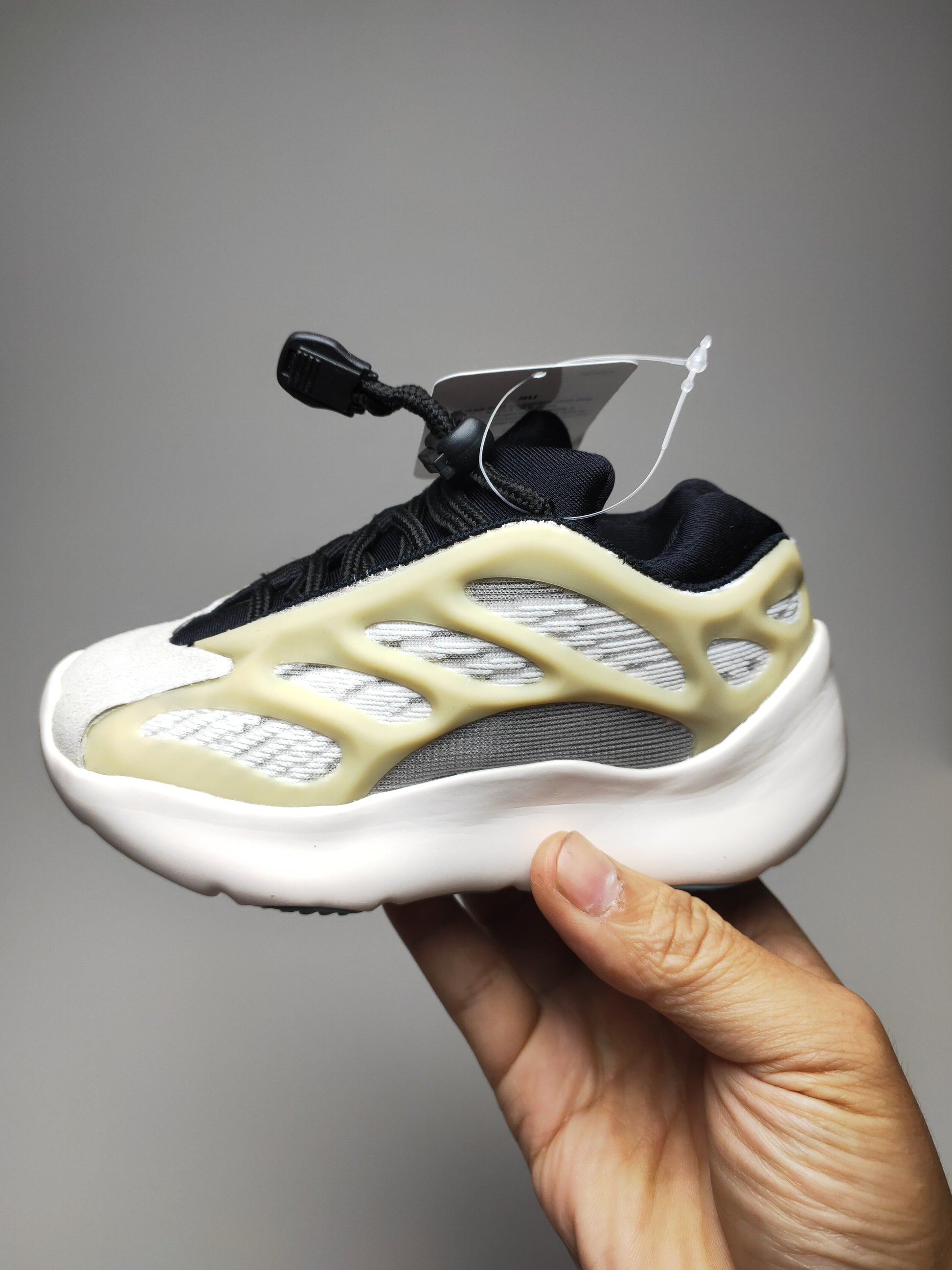 700V3" Cream, white"