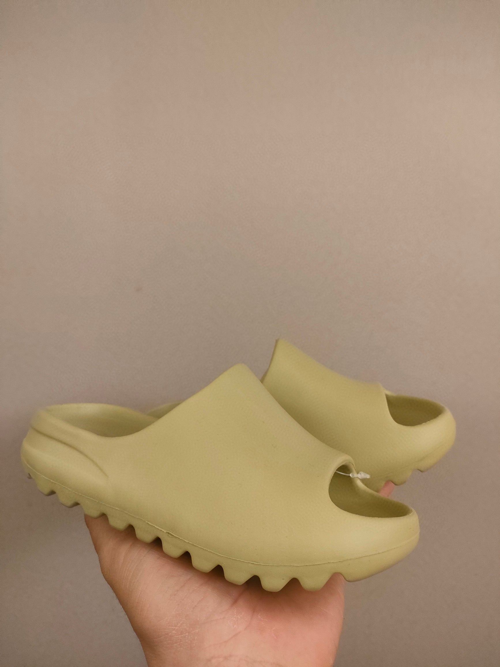 700 Coconut Slippers" light, muted green"