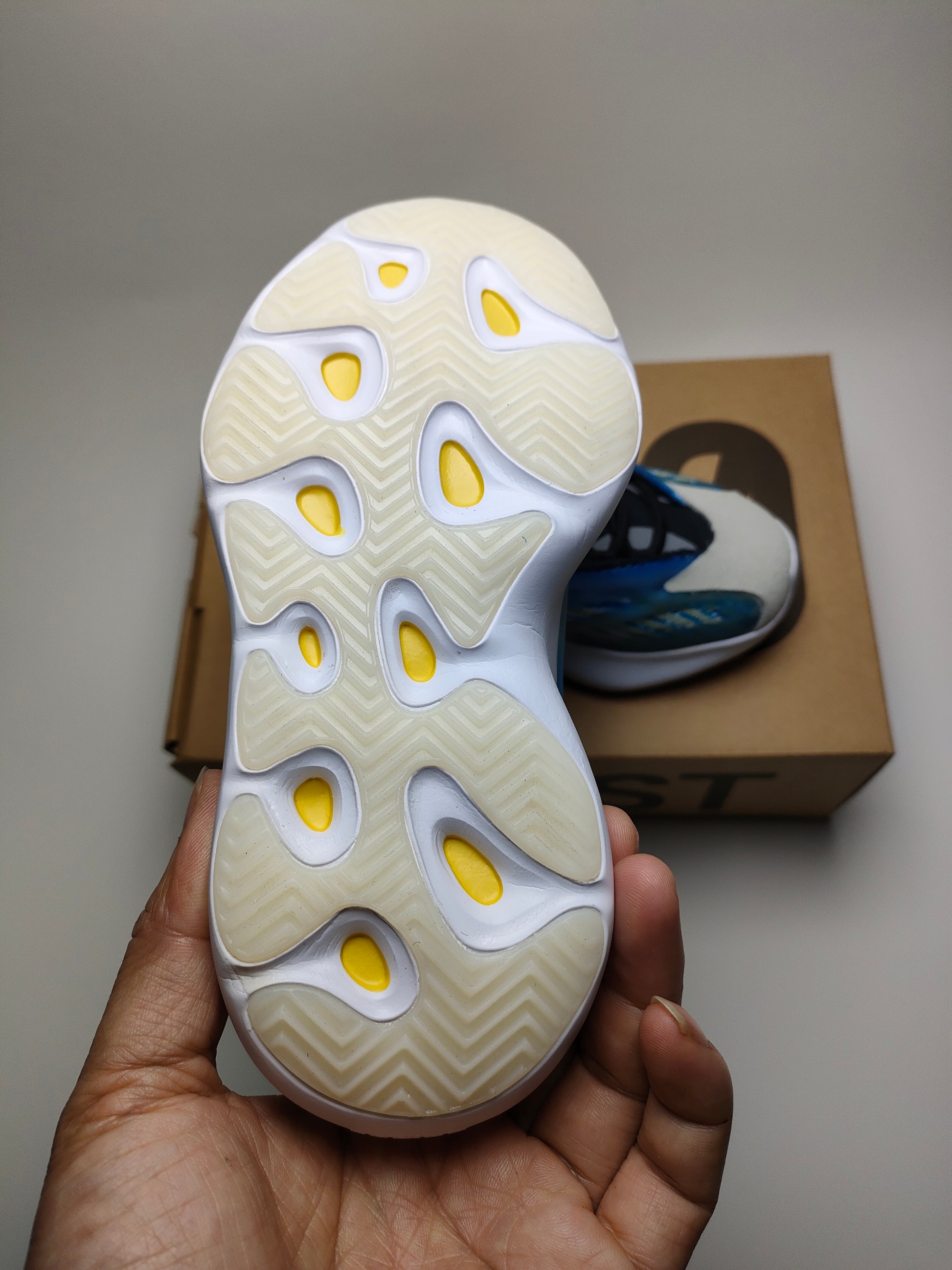 700V3" white, blue"