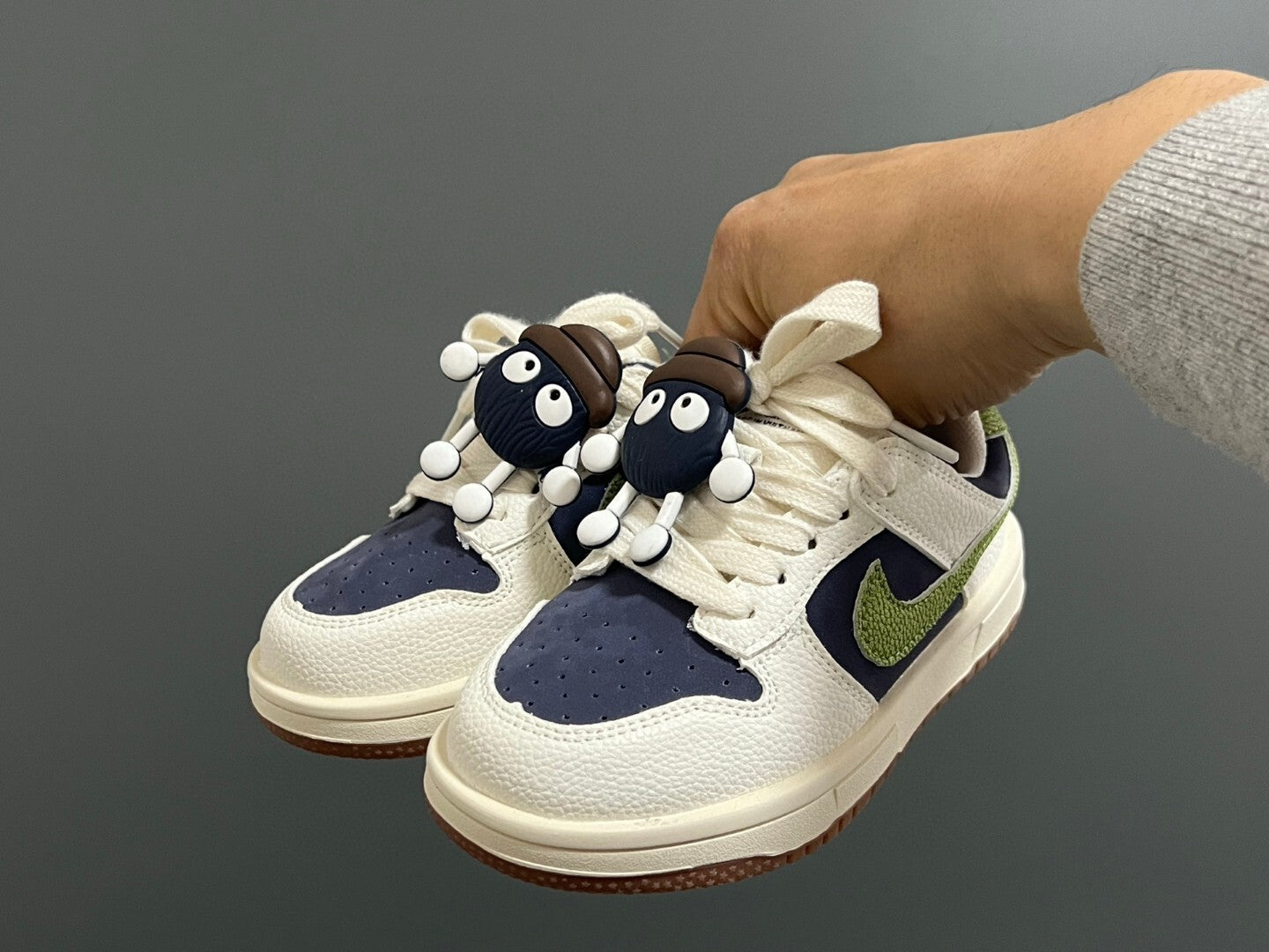 S-shaped low-top co-branded cartoon Velcro