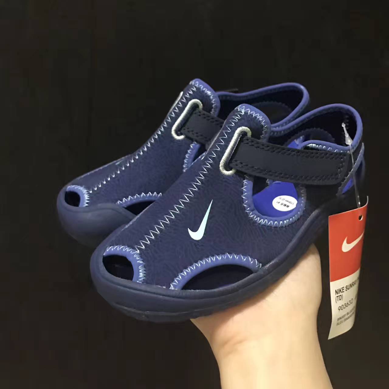 Nike children's closed toe sandals " Navy"