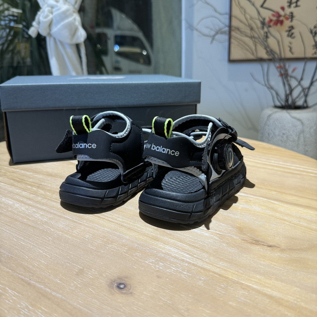NB lock Velcro sandals" black"