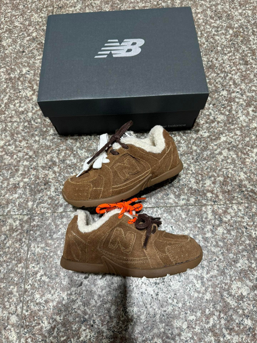 NB 530 miumiu velvet co-branded children's shoes" brown"