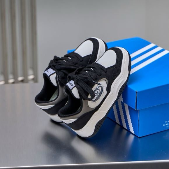 Adidas 2000 sneakers