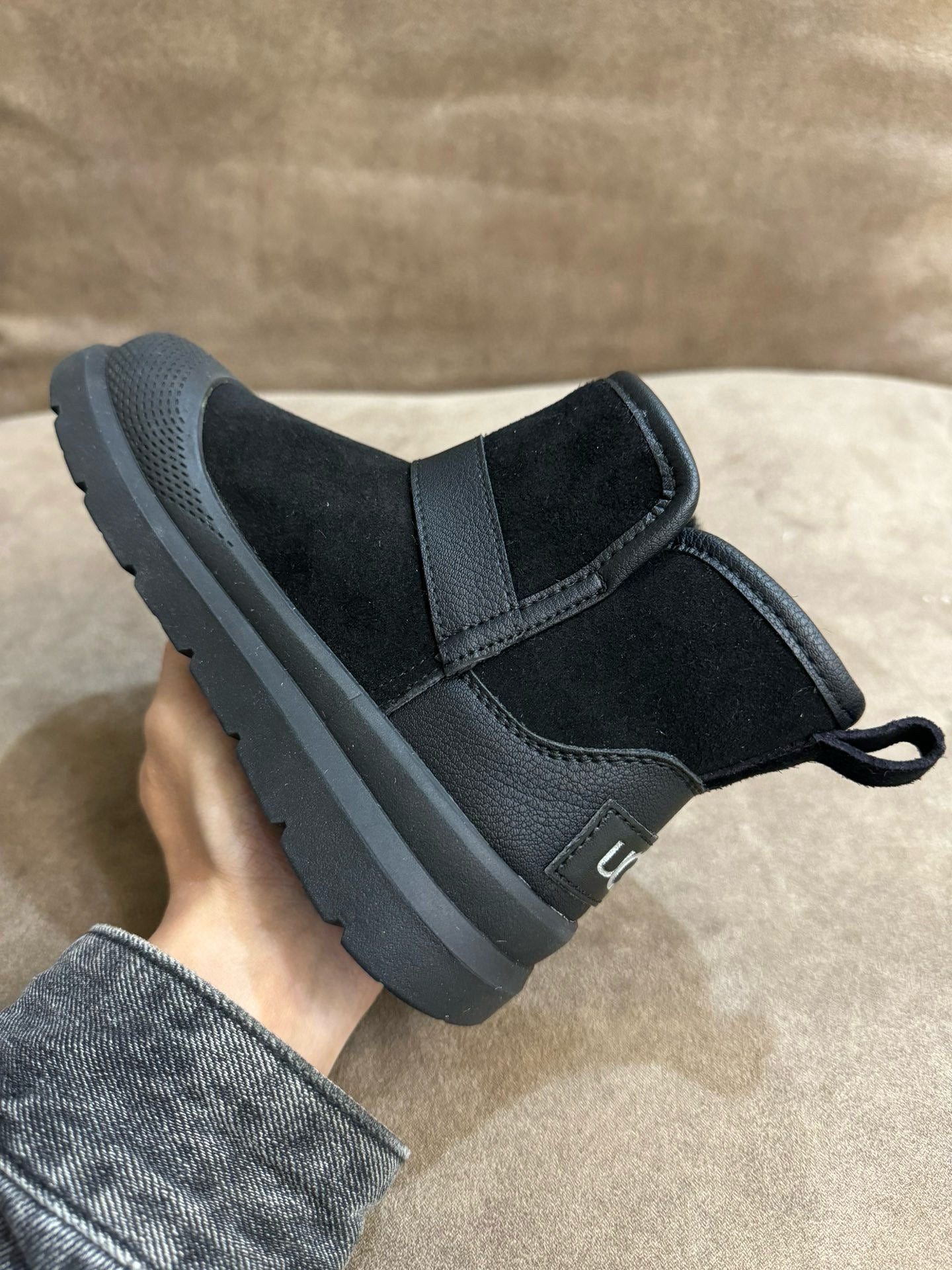 U-GG leather buckle mid-cut" black"