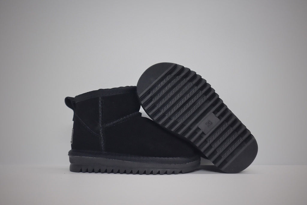 low-top UGG ankle boots" black"