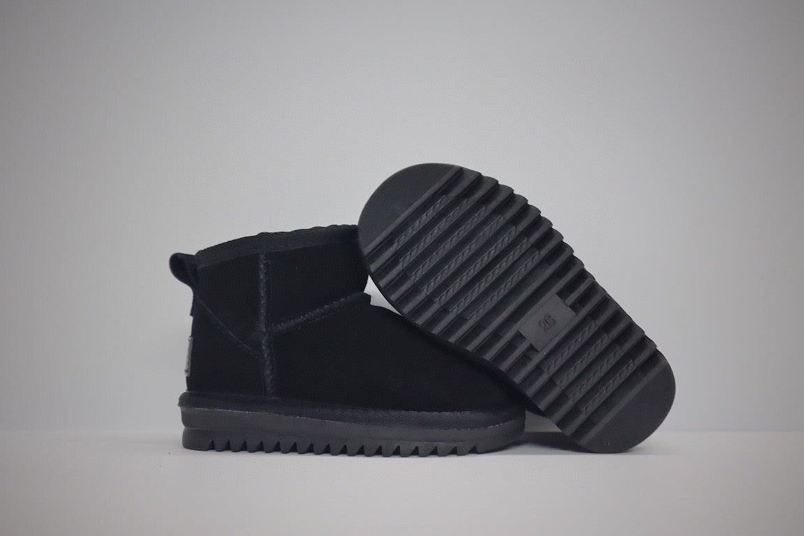 low-top UGG ankle boots" black"
