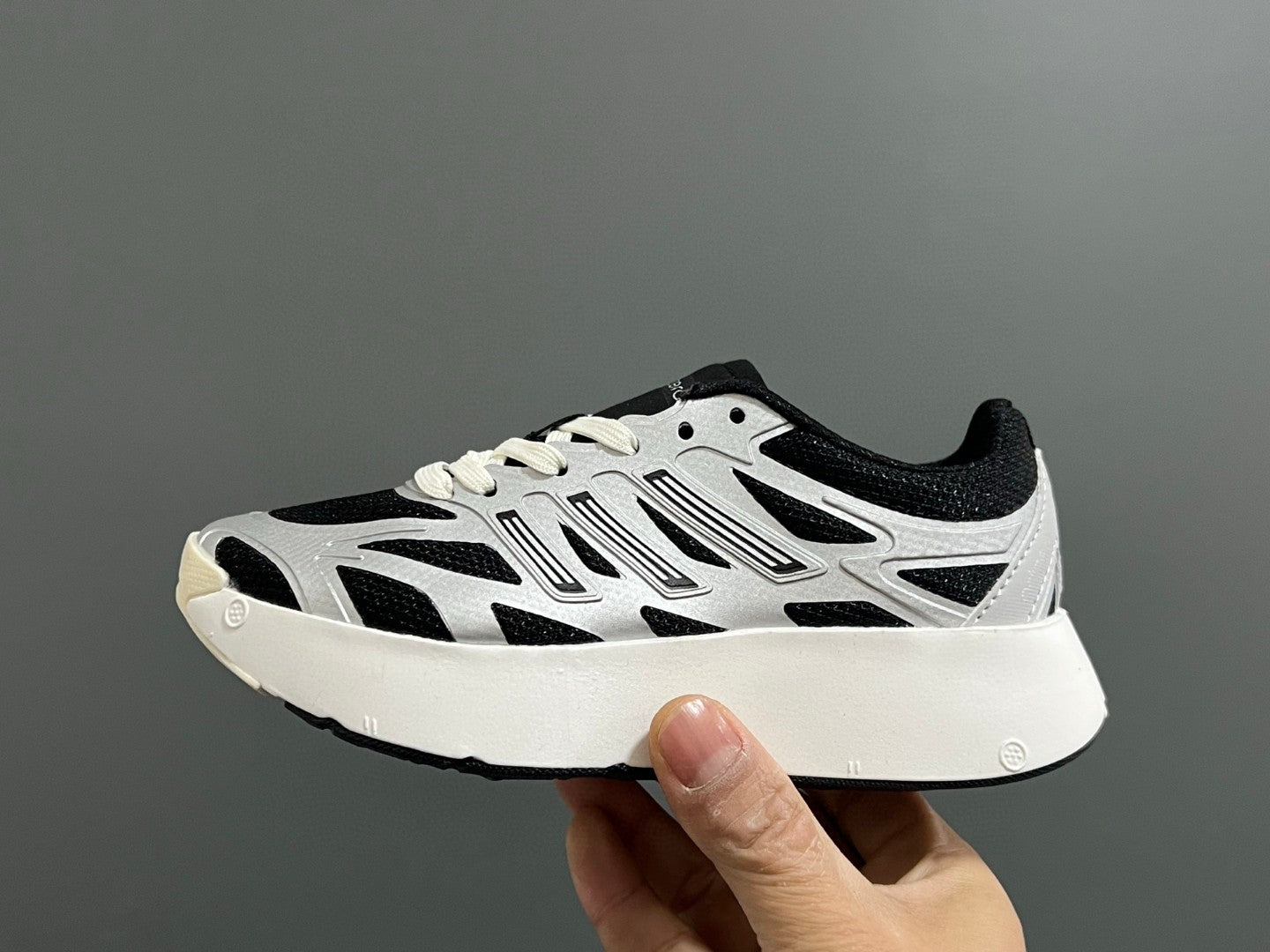 A's new children's shoelace buckle swing sports shoes" white, black"