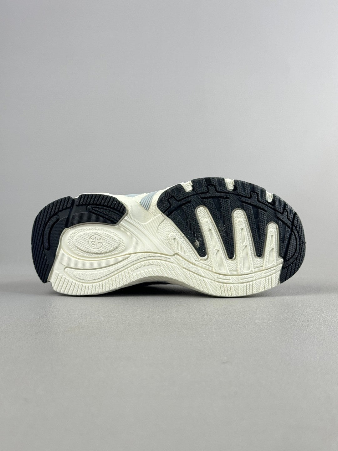 AD response CL retro casual shoes" off white, silver"