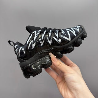 Nike AIR MAX plus full-length air cushion children's sports shoes "black with white lines"