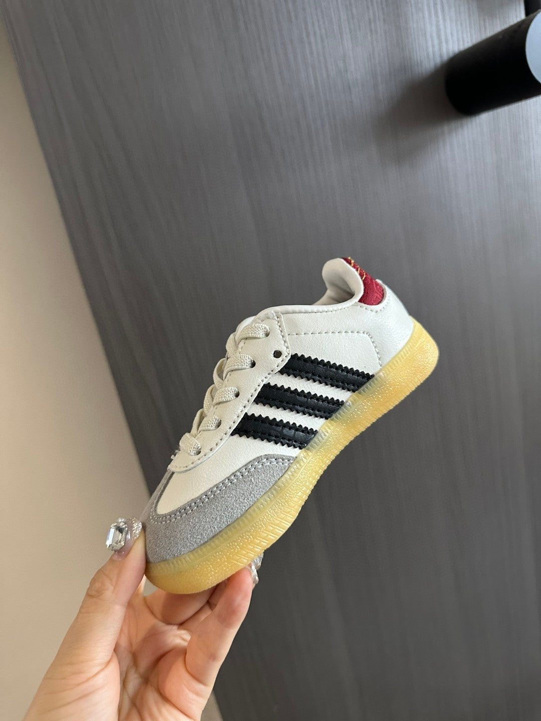 A's new children's shoelace buckle swing sports shoes