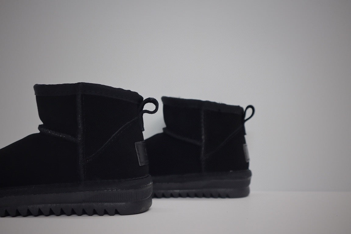 low-top UGG ankle boots" black"