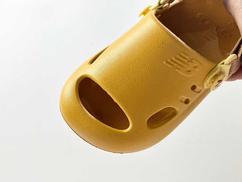 NB hole two-way sandals" golden yellow"
