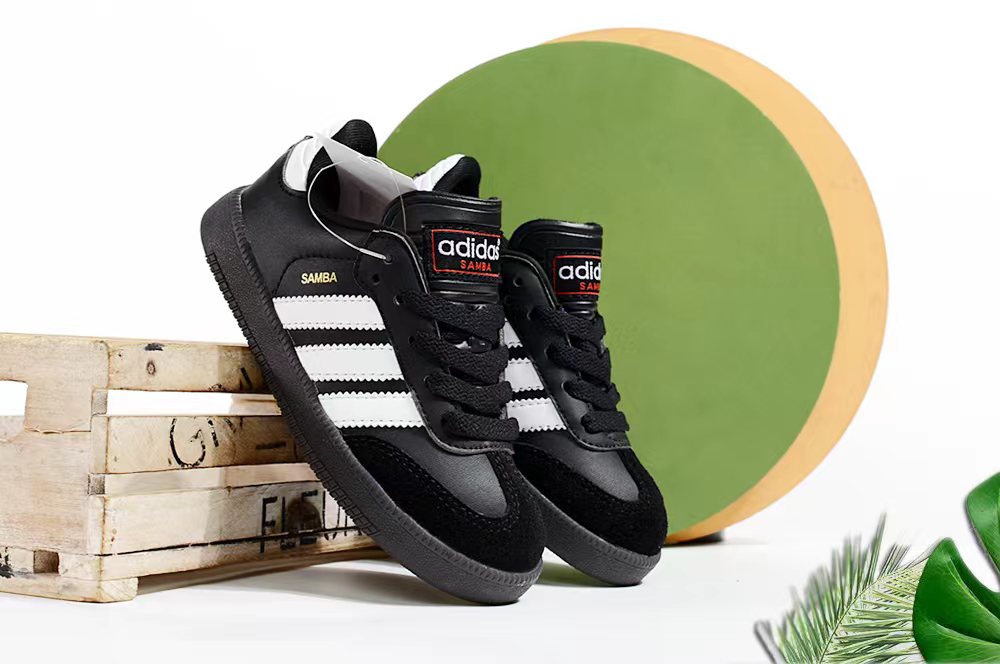Adidas children's training shoes" black"