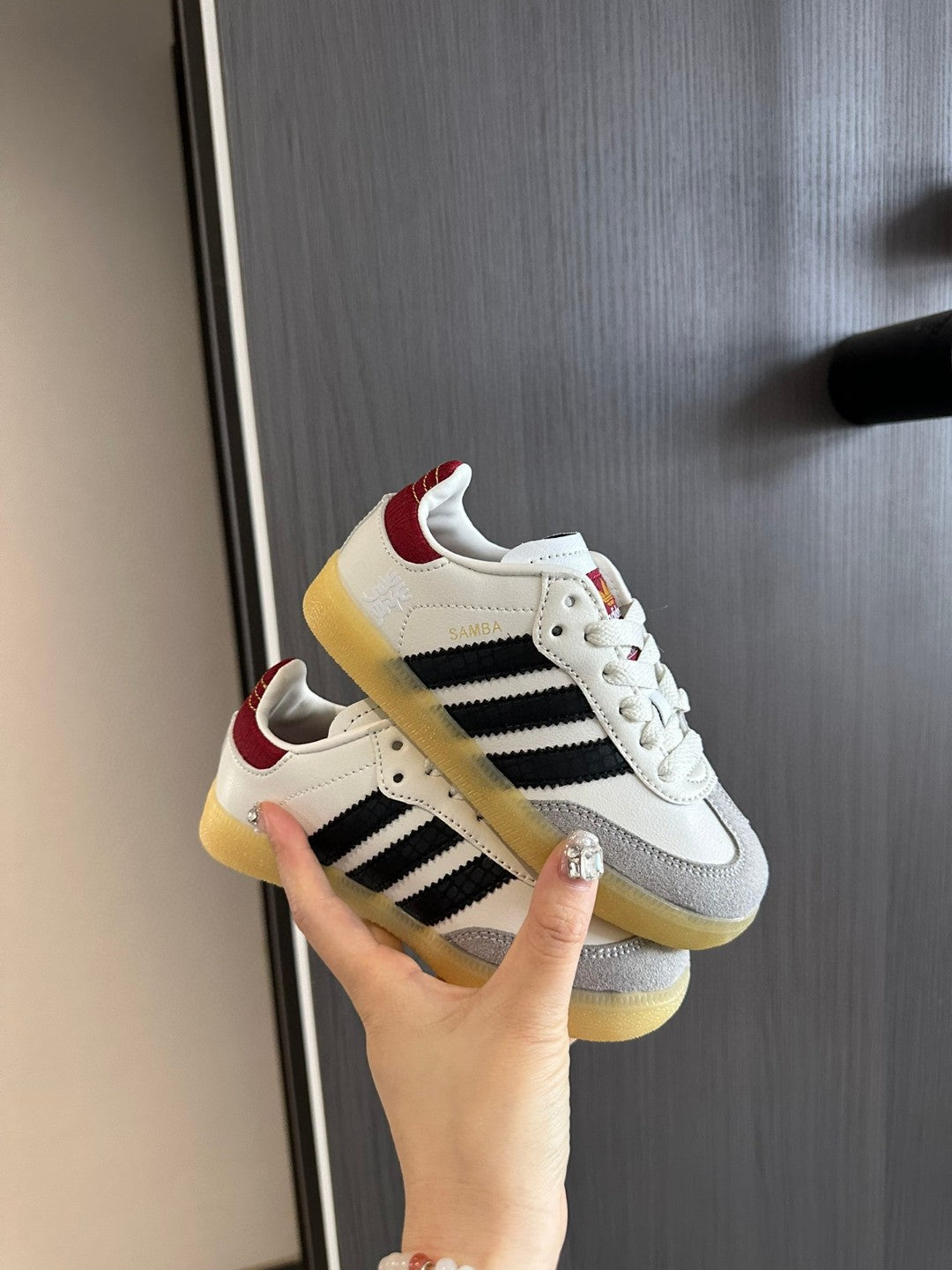 A's new children's shoelace buckle swing sports shoes