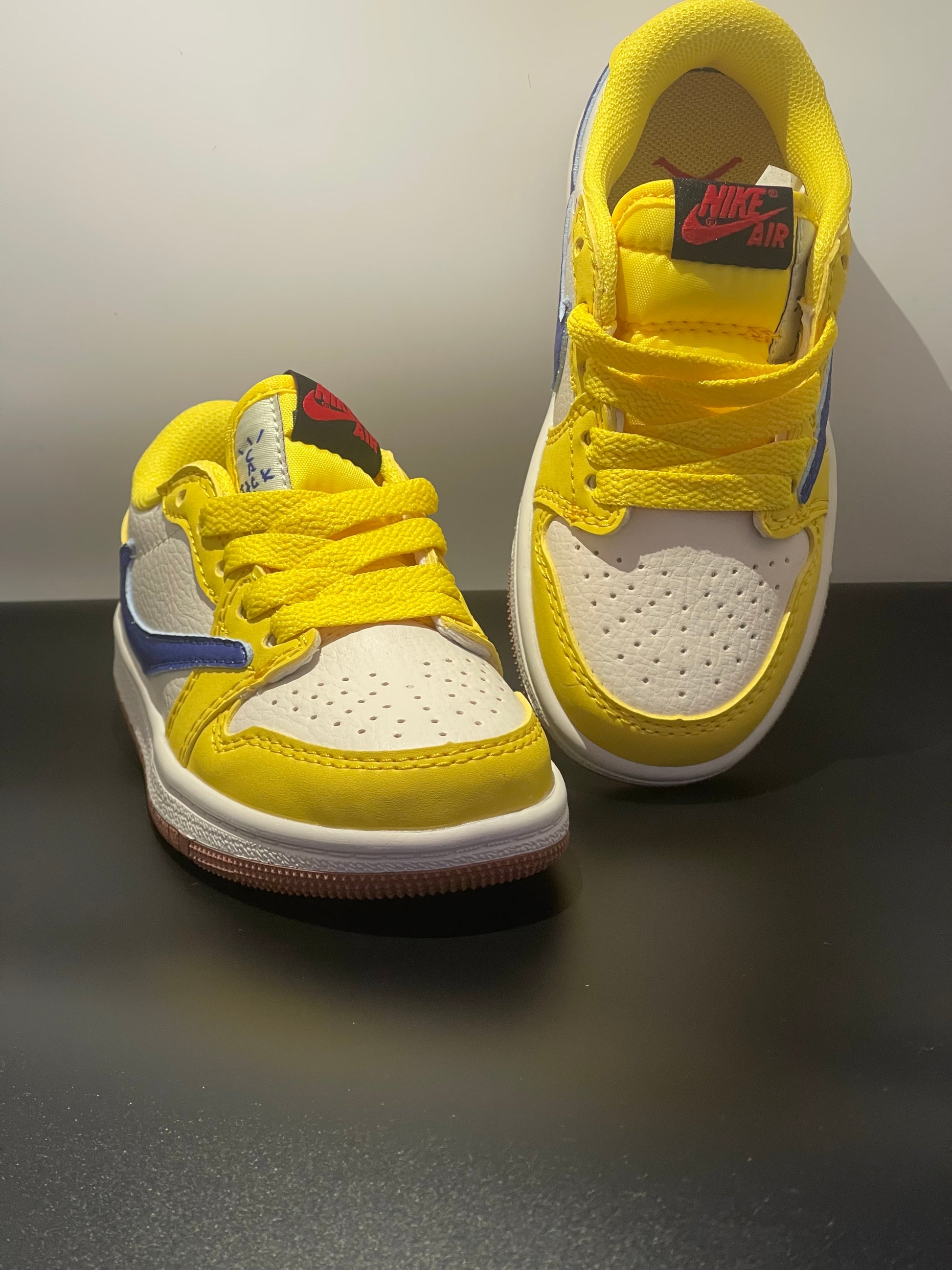 Jordan low-top reverse hook black warrior" white, yellow"