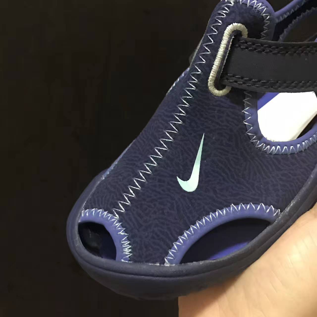 Nike children's closed toe sandals " Navy"