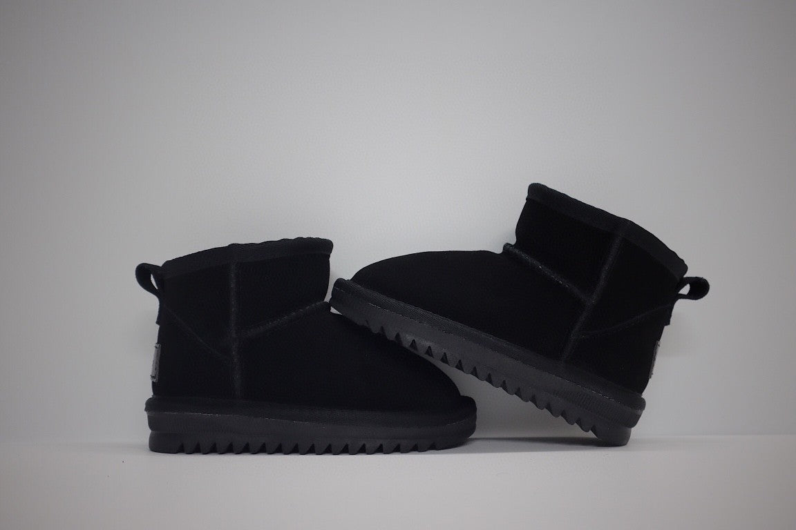 low-top UGG ankle boots" black"
