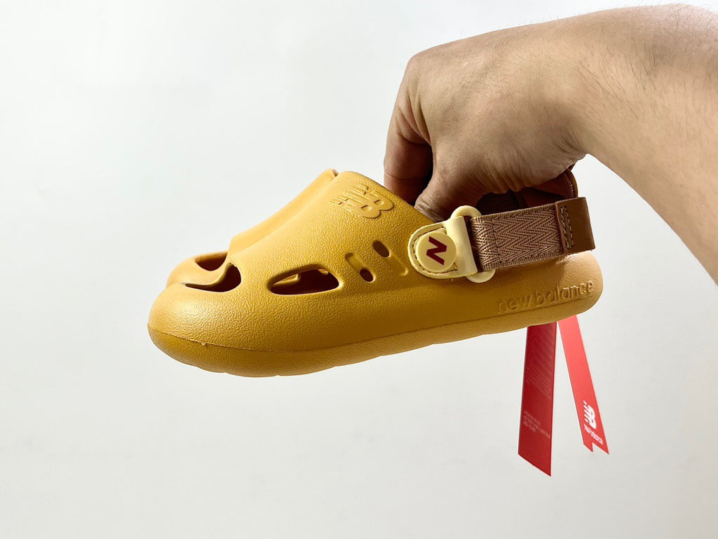 NB hole two-way sandals" golden yellow"