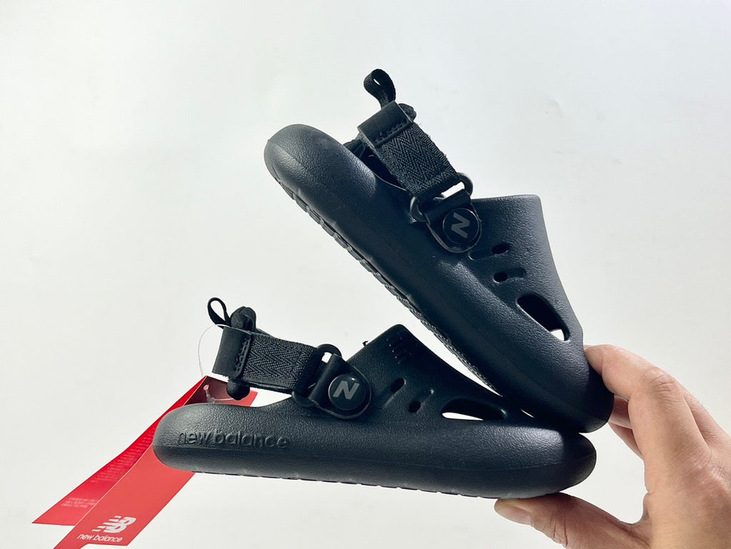 NB hole two-way sandals" black"