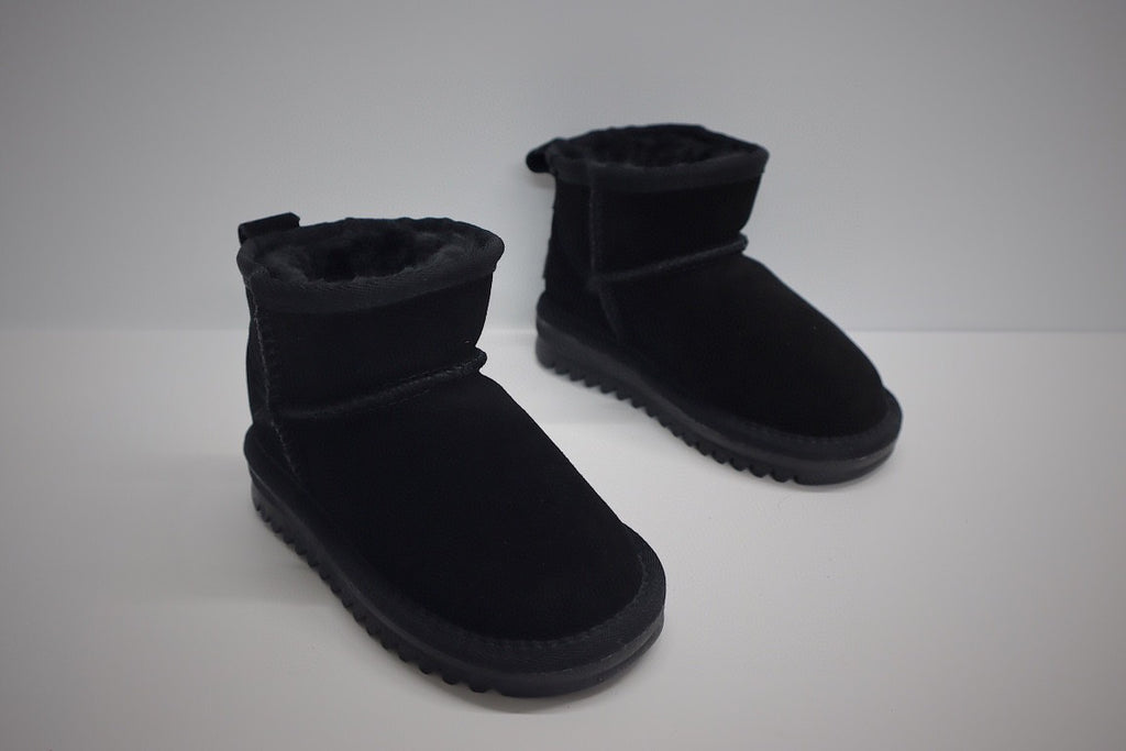 low-top UGG ankle boots" black"