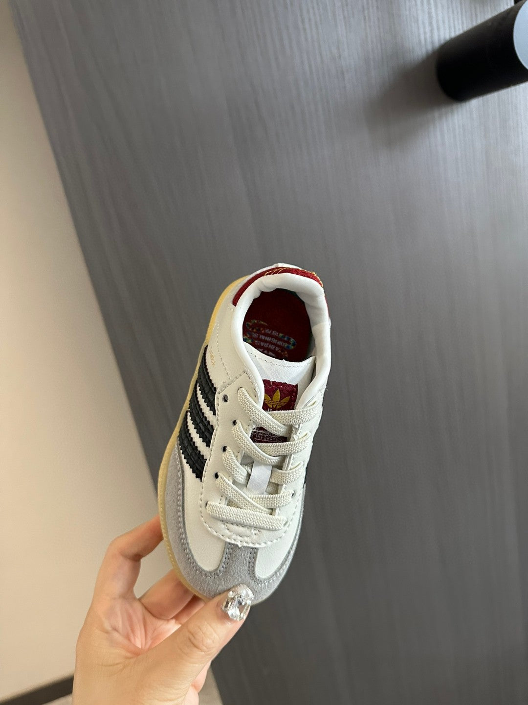 A's new children's shoelace buckle swing sports shoes