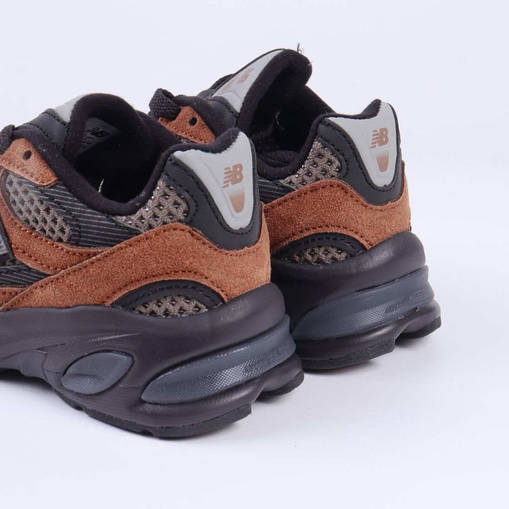 N 2010 children's shoes" Warm brown, dark grey, lighter brown"