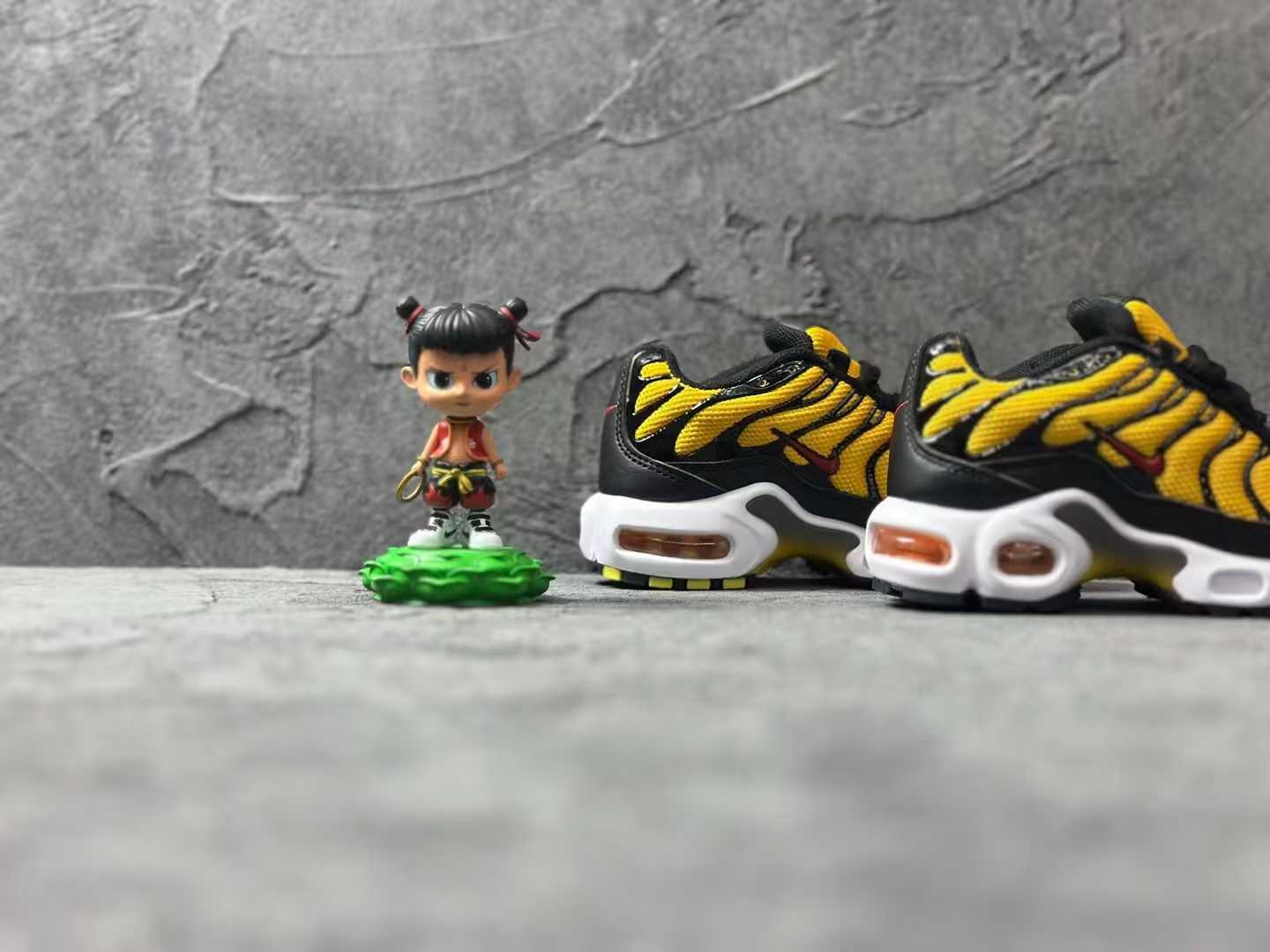 Nike Air Max Plus running shoes " yellow & black"