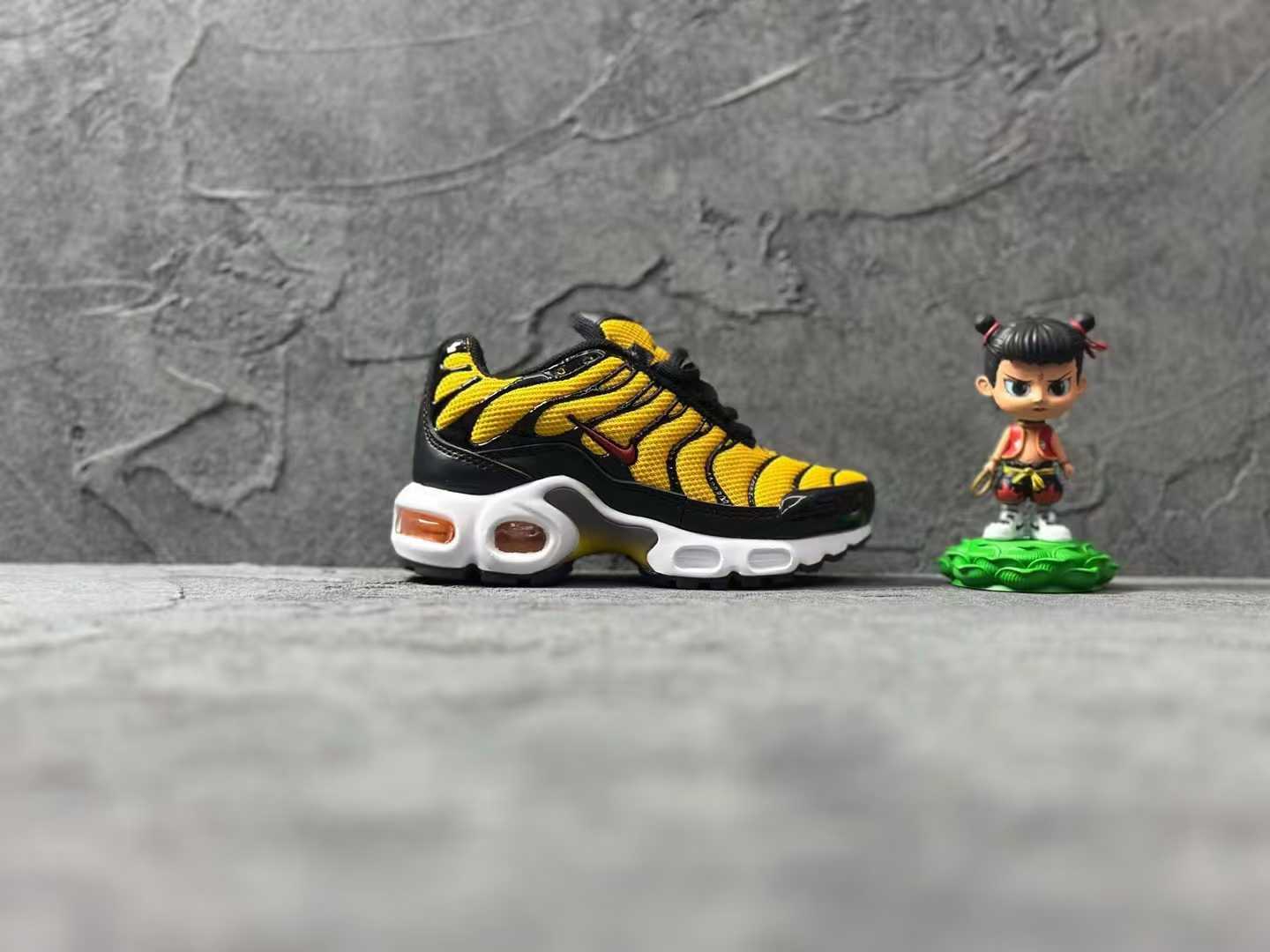 Nike Air Max Plus running shoes " yellow & black"