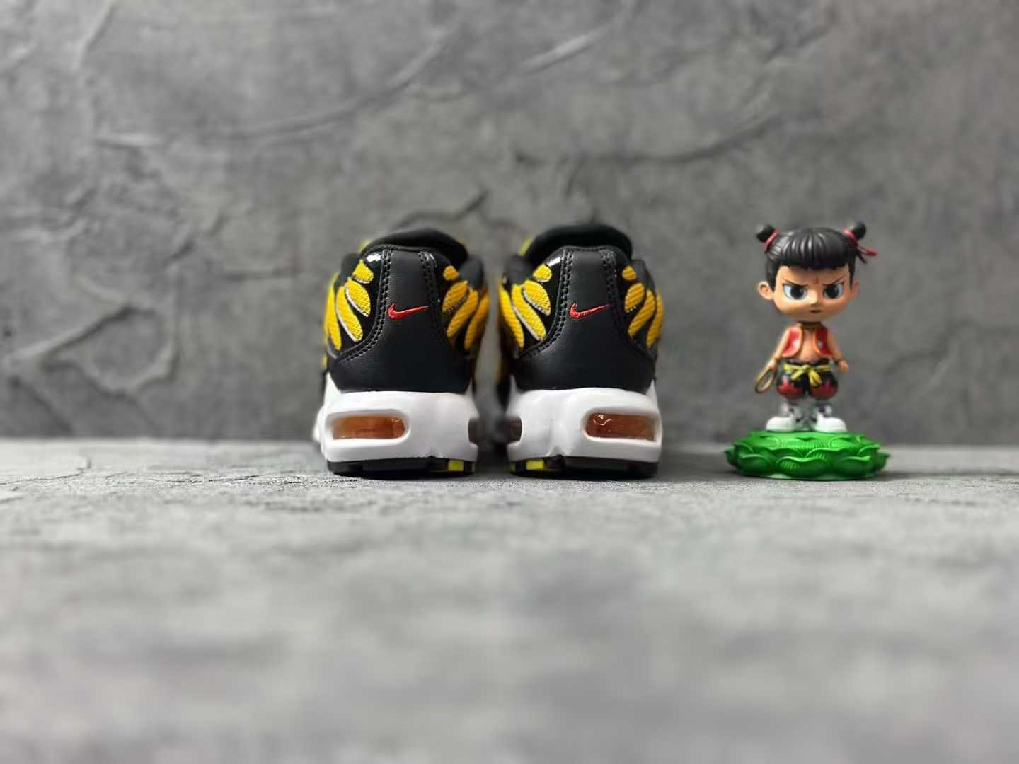 Nike Air Max Plus running shoes " yellow & black"